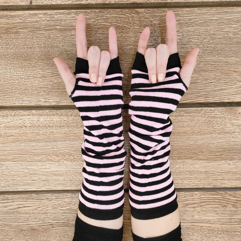 Перчатки без пальцев женские, митенки, чёрно-розовые.