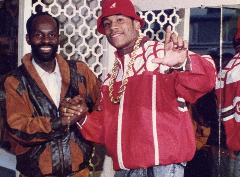 Dapper Dan с американским рэпером LL Cool J в сделанном на заказ бомбере Gucci, 1986 год.