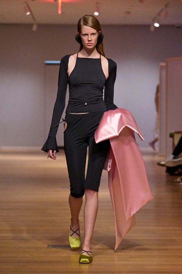 Модные тенденции 2024 - розовый, сиреневый, сумки и атлас