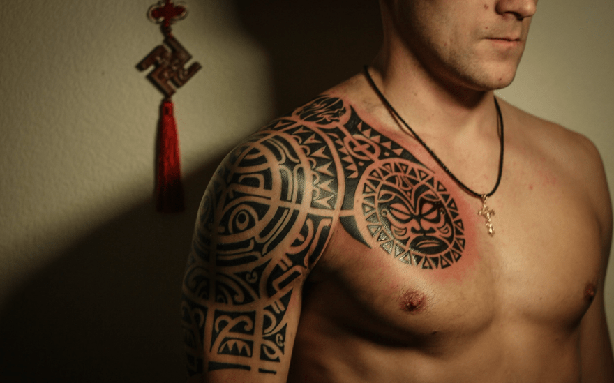 Татуировки для мужчин на плече: символика и значения