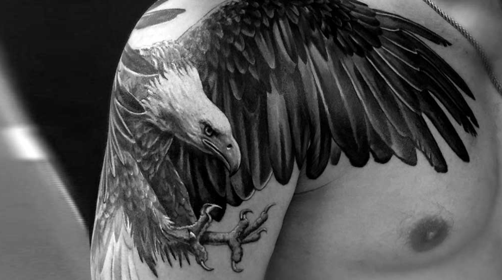 Татуировки для мужчин на плече: символика и значения